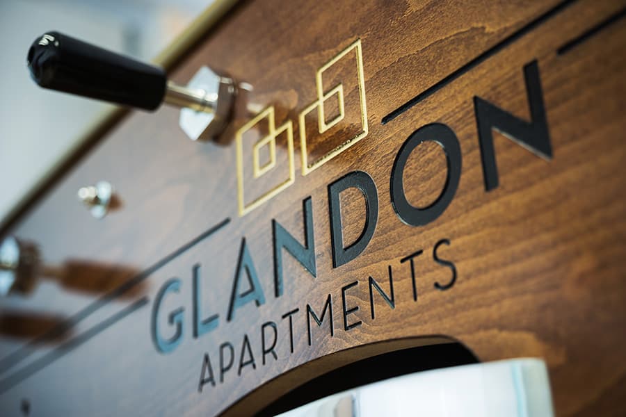 Personalisierter Töggelikasten für Glandon Apartments